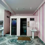 Trilok P Guest House - Dashashwamedh Ghat Near Kashi Vishwanath Temple