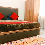 Shree Radhe Shyam Homestay - Walkable Distance To Sri Kashi Vishwanath Temple And Ganga Aarti