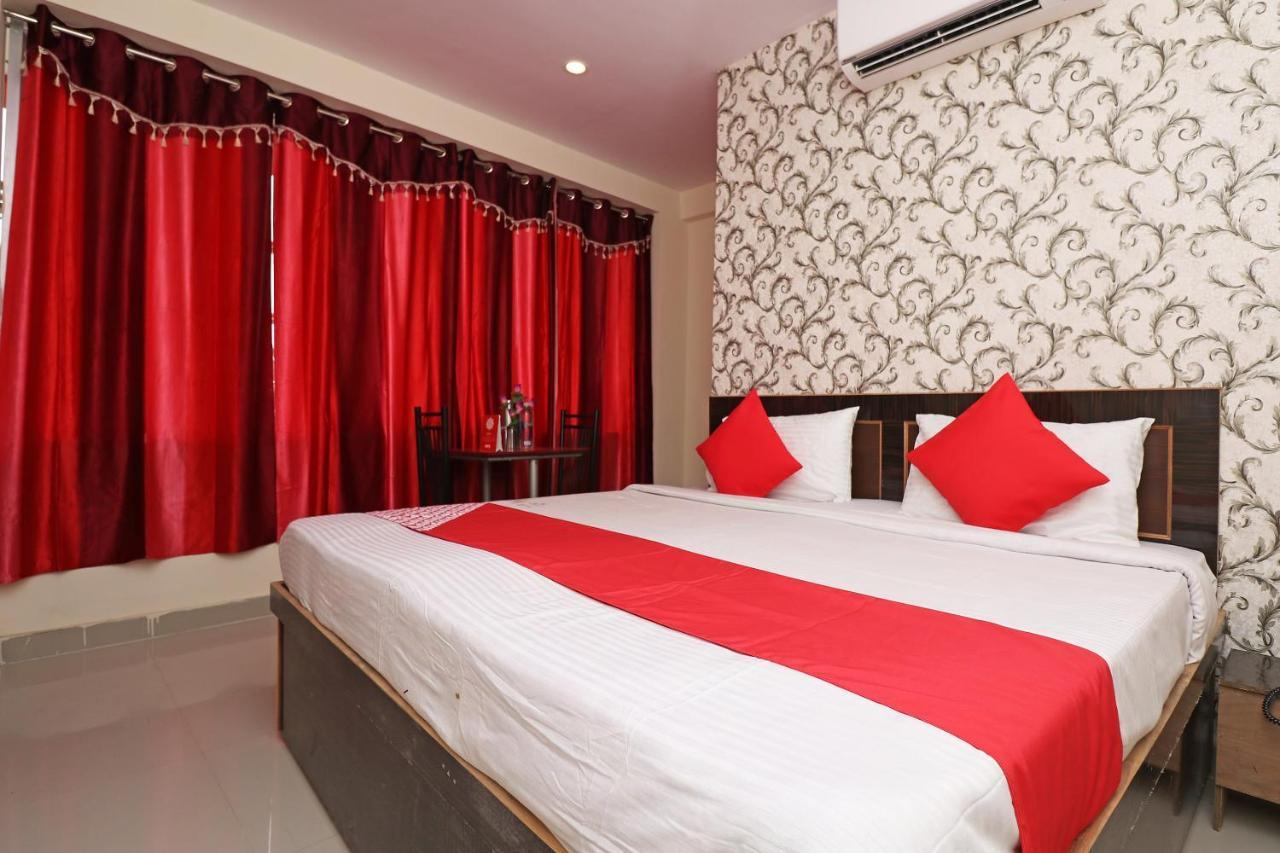 Oyo Flagship 28065 Anmol Plaza 4*