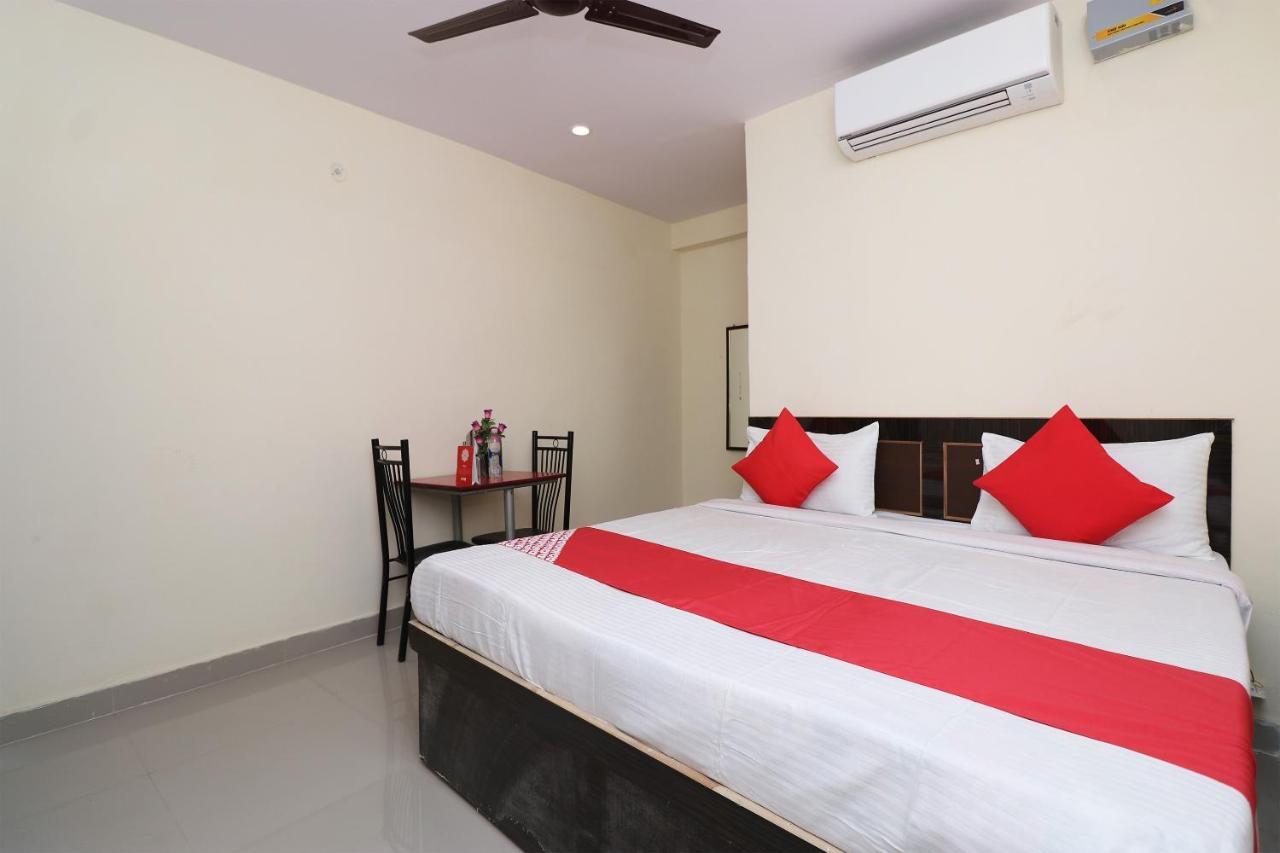 Oyo Flagship 28065 Anmol Plaza 4*