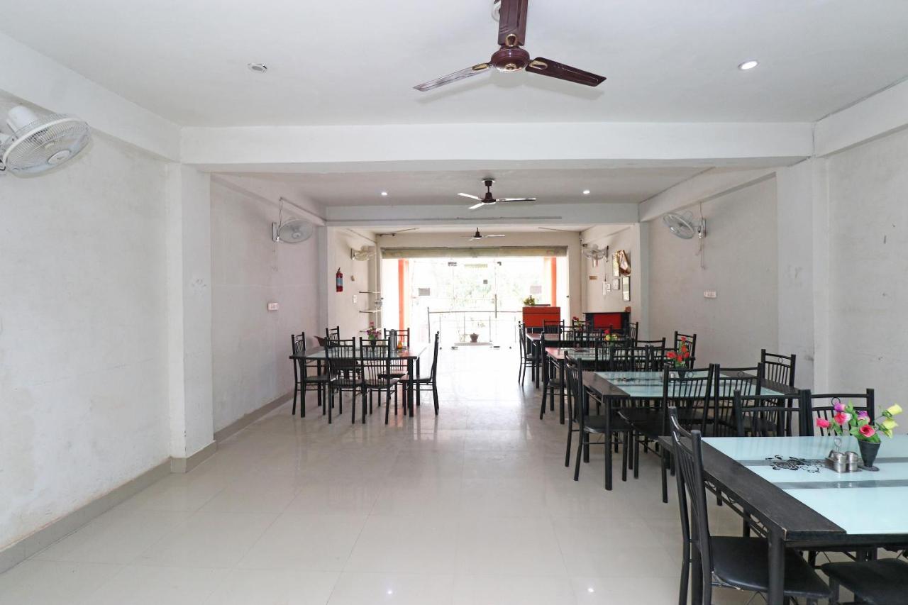 Hotel Oyo Flagship 28065 Anmol Plaza 4*