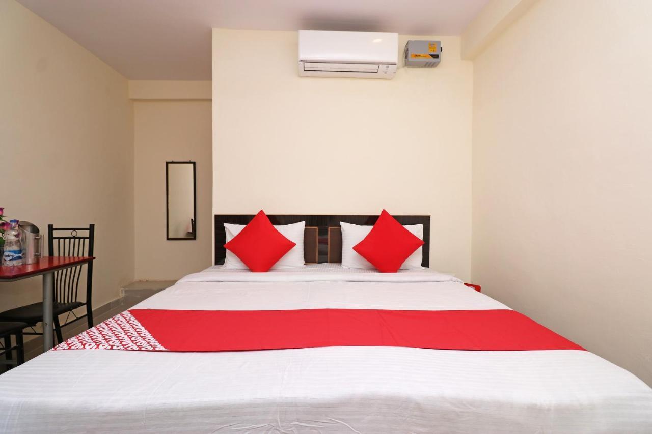 Hotel Oyo Flagship 28065 Anmol Plaza 4*