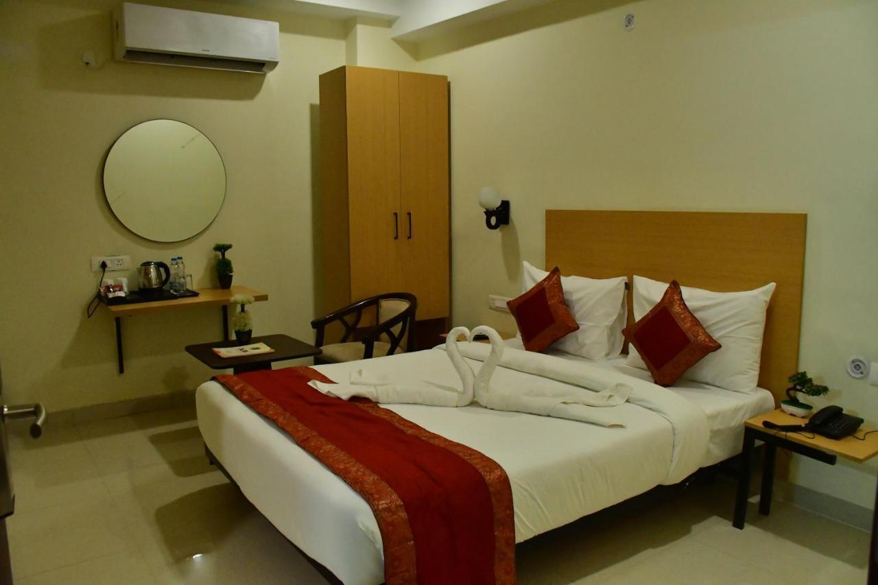 Hotel Yatharth 4*