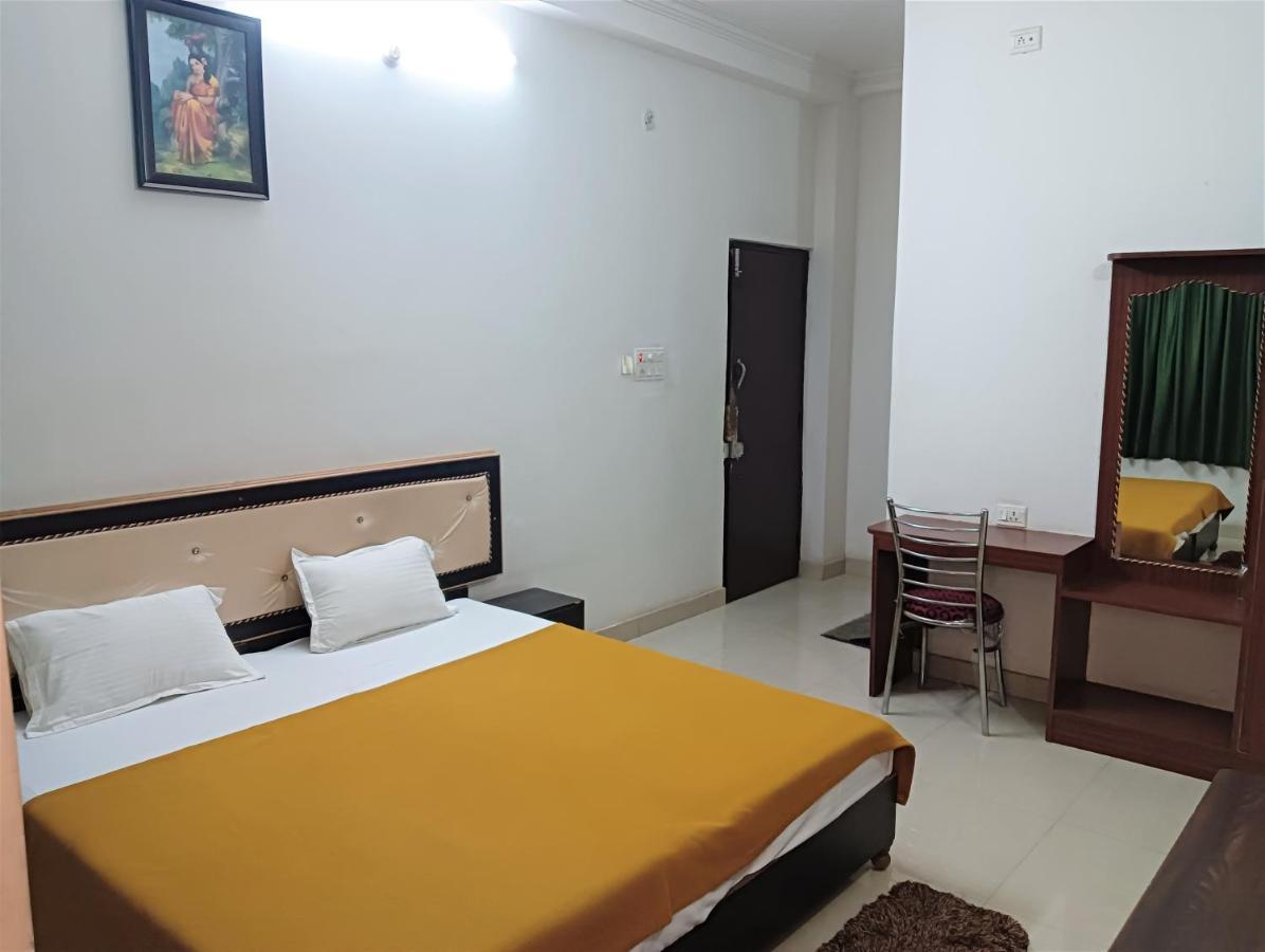 Homestay Varuna Palace-fully Vaccinated Staff