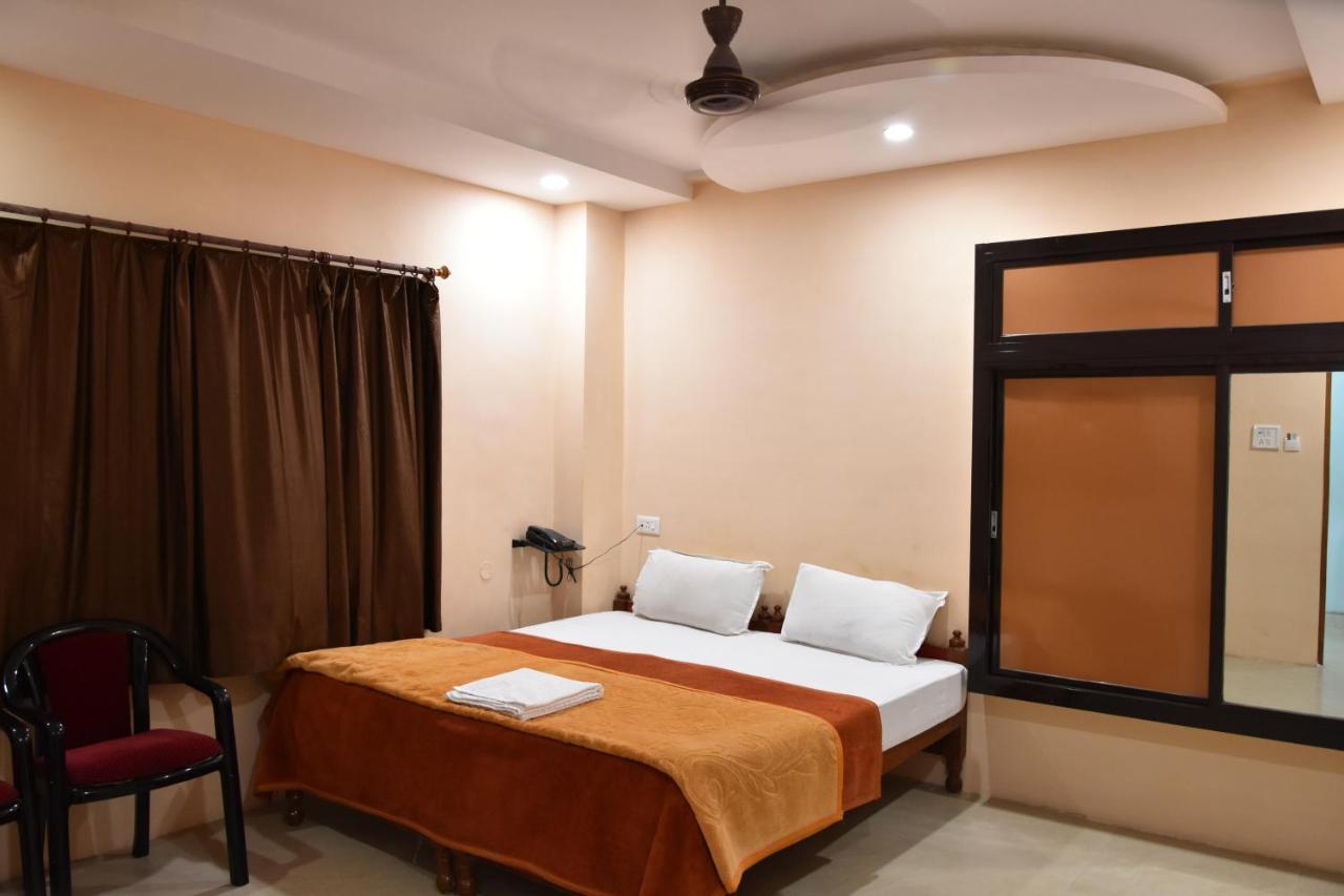 Sarweshwary Hotel
