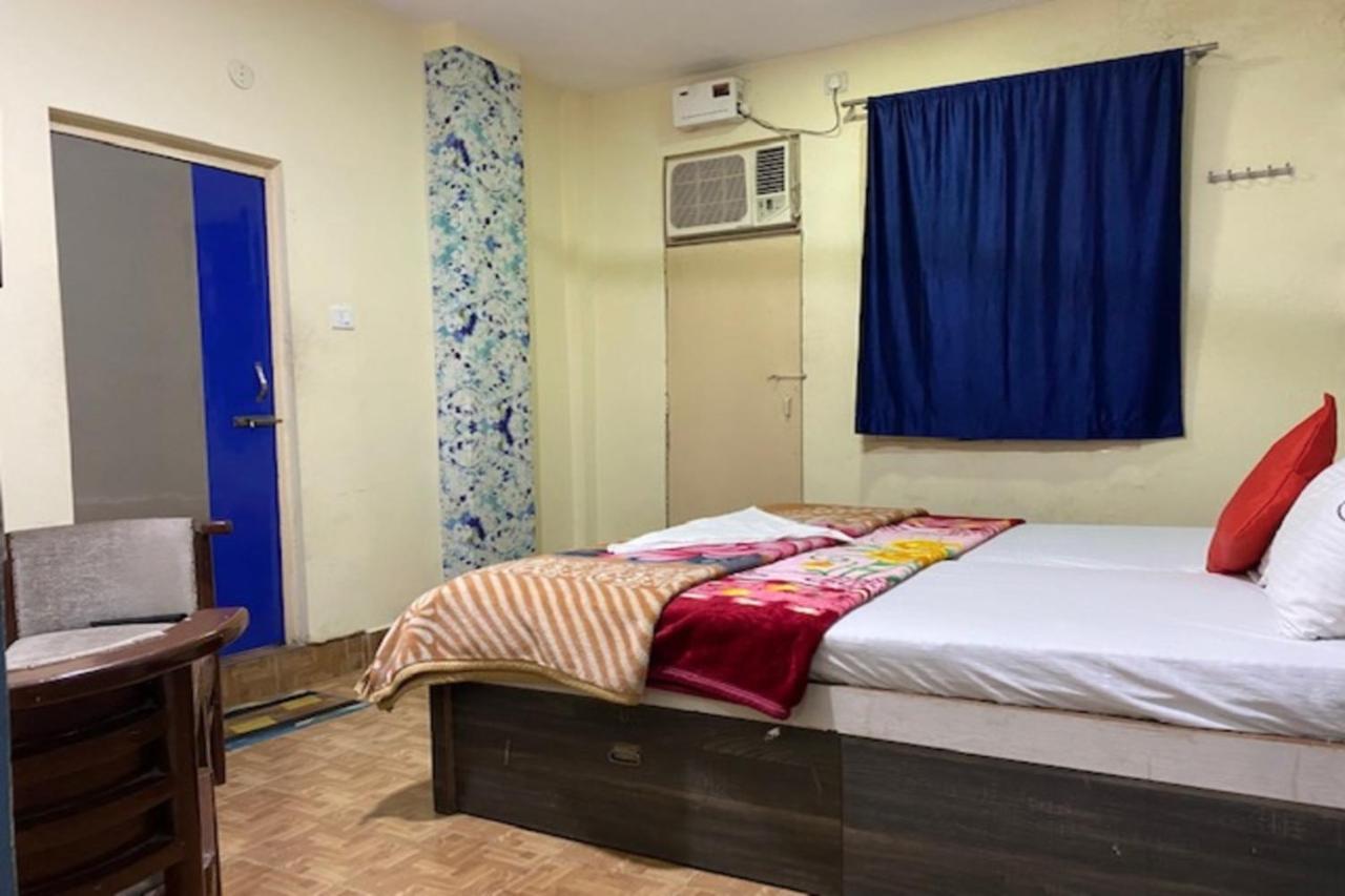 Vagabond Hostel *