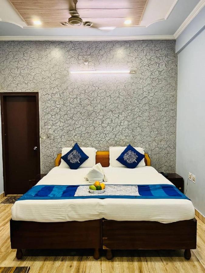 Kamesh Hut, Hotel