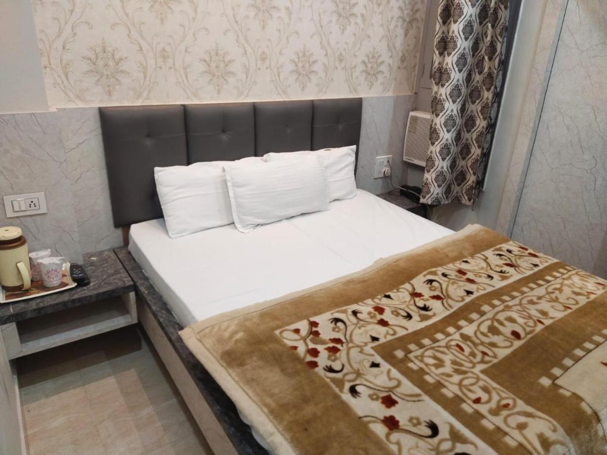 Gateway Kailash Hotel *
