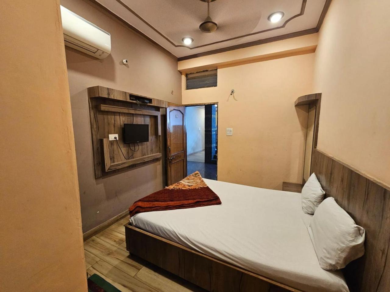 Aditya 2* Varanasi