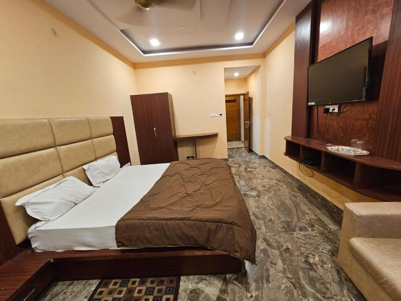 Aditya Hotel 2*