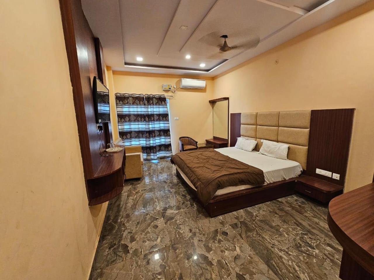 Hotel Aditya 2*