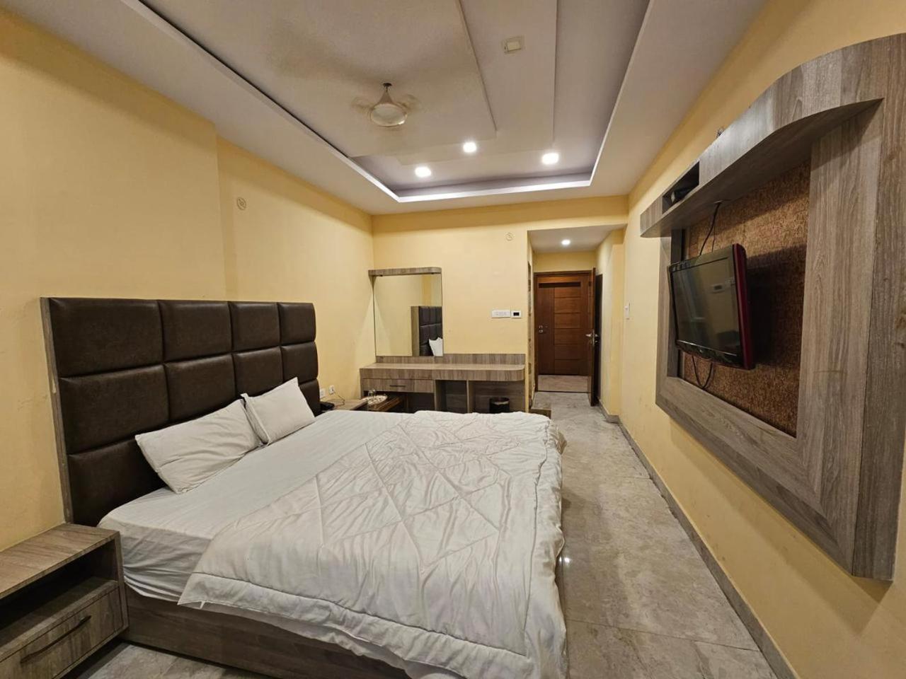 Aditya Hotel 2*