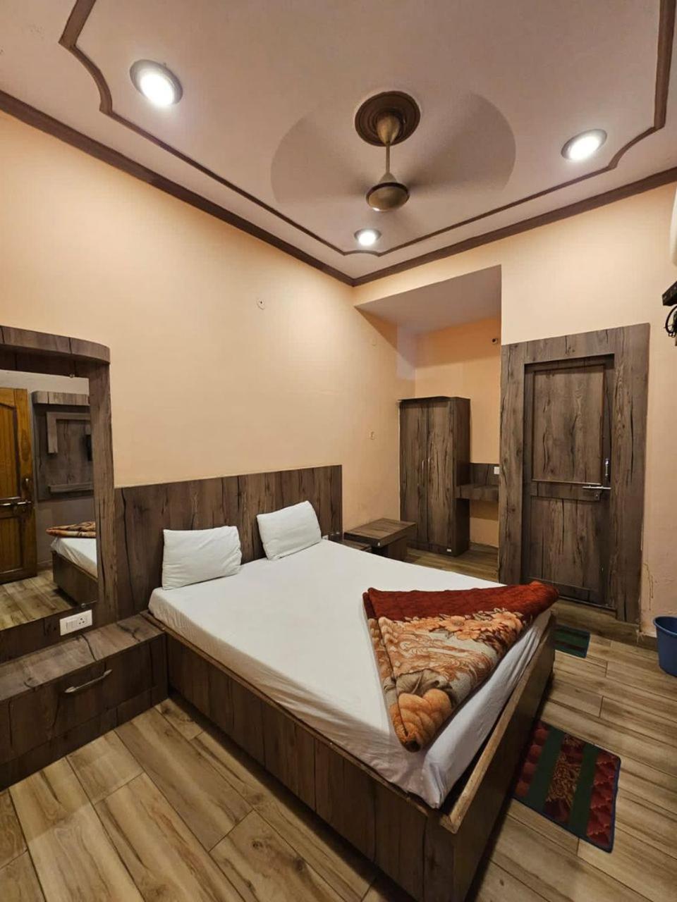 Aditya Hotel 2*