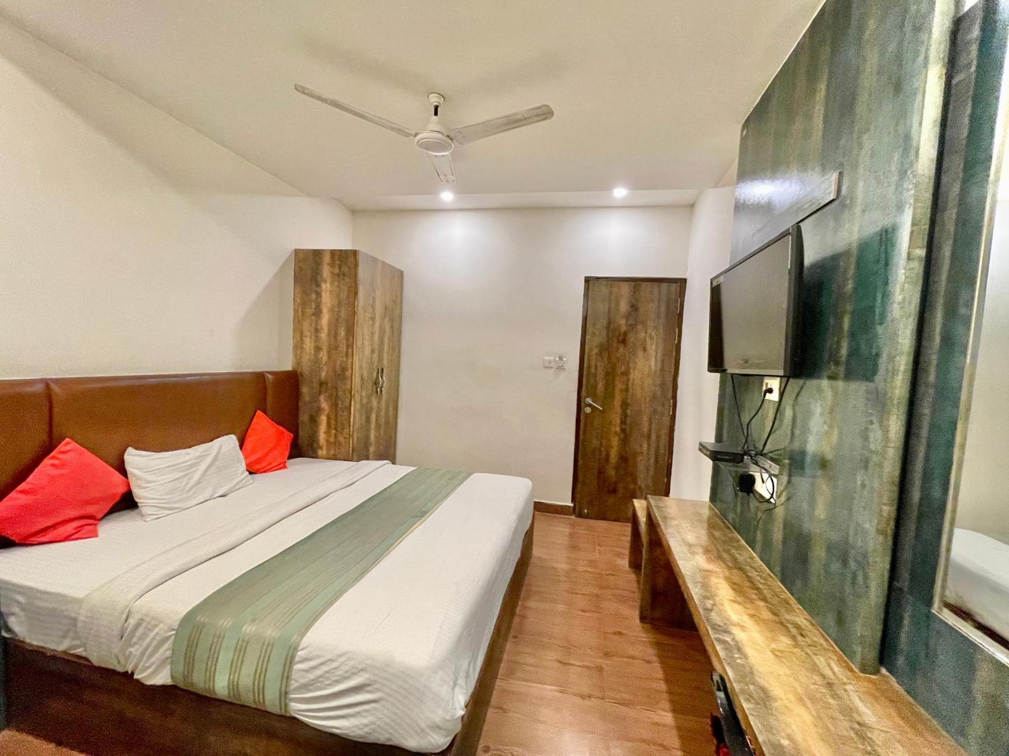 Janaki ! ! होटल जानकी - హోటల్ జానకి Fully-air-conditioned-hotel Family-friendly-hotel, Near-kashi-vishwanath-temple And Ganga Ghat