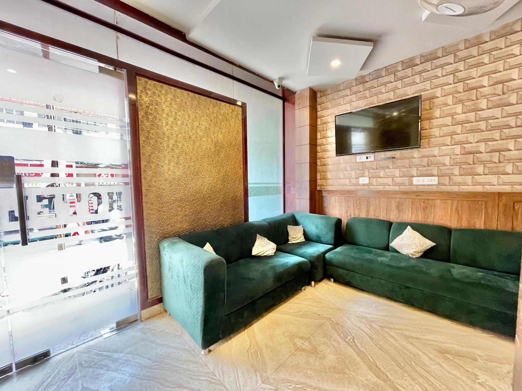 Hotel Janaki ! ! होटल जानकी - హోటల్ జానకి Fully-air-conditioned-hotel Family-friendly-hotel, Near-kashi-vishwanath-temple And Ganga Ghat