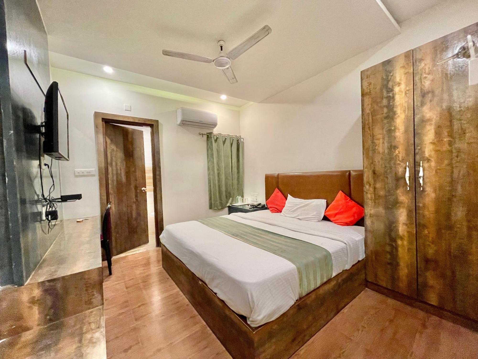 Janaki ! ! होटल जानकी - హోటల్ జానకి Fully-air-conditioned-hotel Family-friendly-hotel, Near-kashi-vishwanath-temple And Ganga Ghat Hotel 4*
