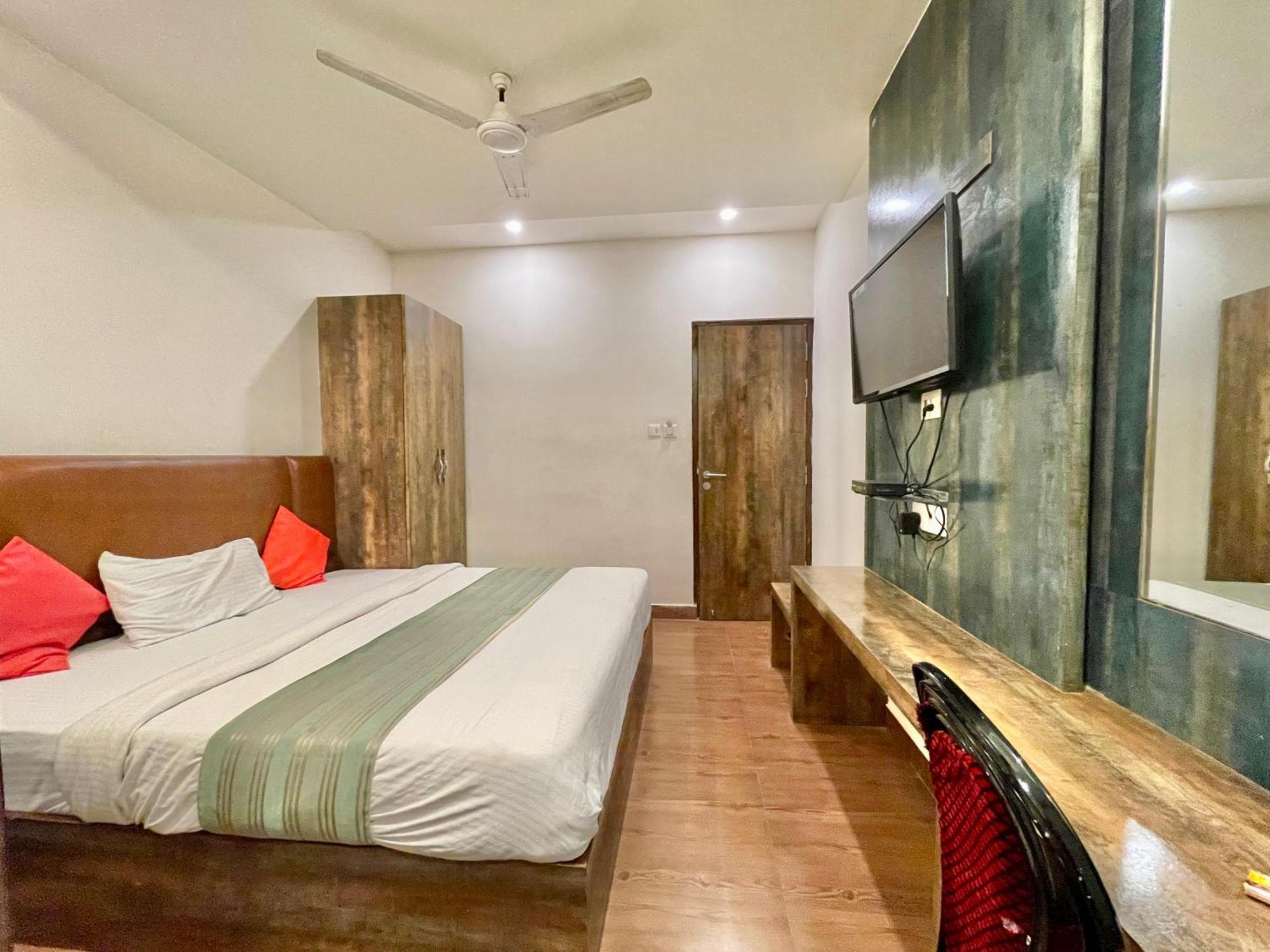 Janaki ! ! होटल जानकी - హోటల్ జానకి Fully-air-conditioned-hotel Family-friendly-hotel, Near-kashi-vishwanath-temple And Ganga Ghat 4*