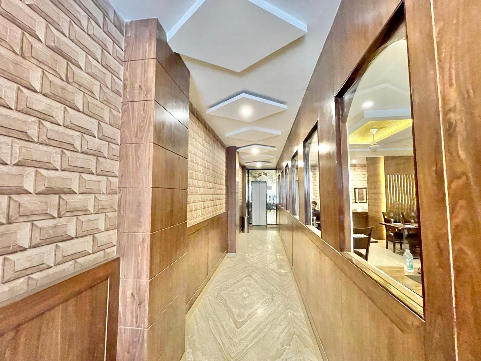 Hotel Janaki ! ! होटल जानकी - హోటల్ జానకి Fully-air-conditioned-hotel Family-friendly-hotel, Near-kashi-vishwanath-temple And Ganga Ghat 4*