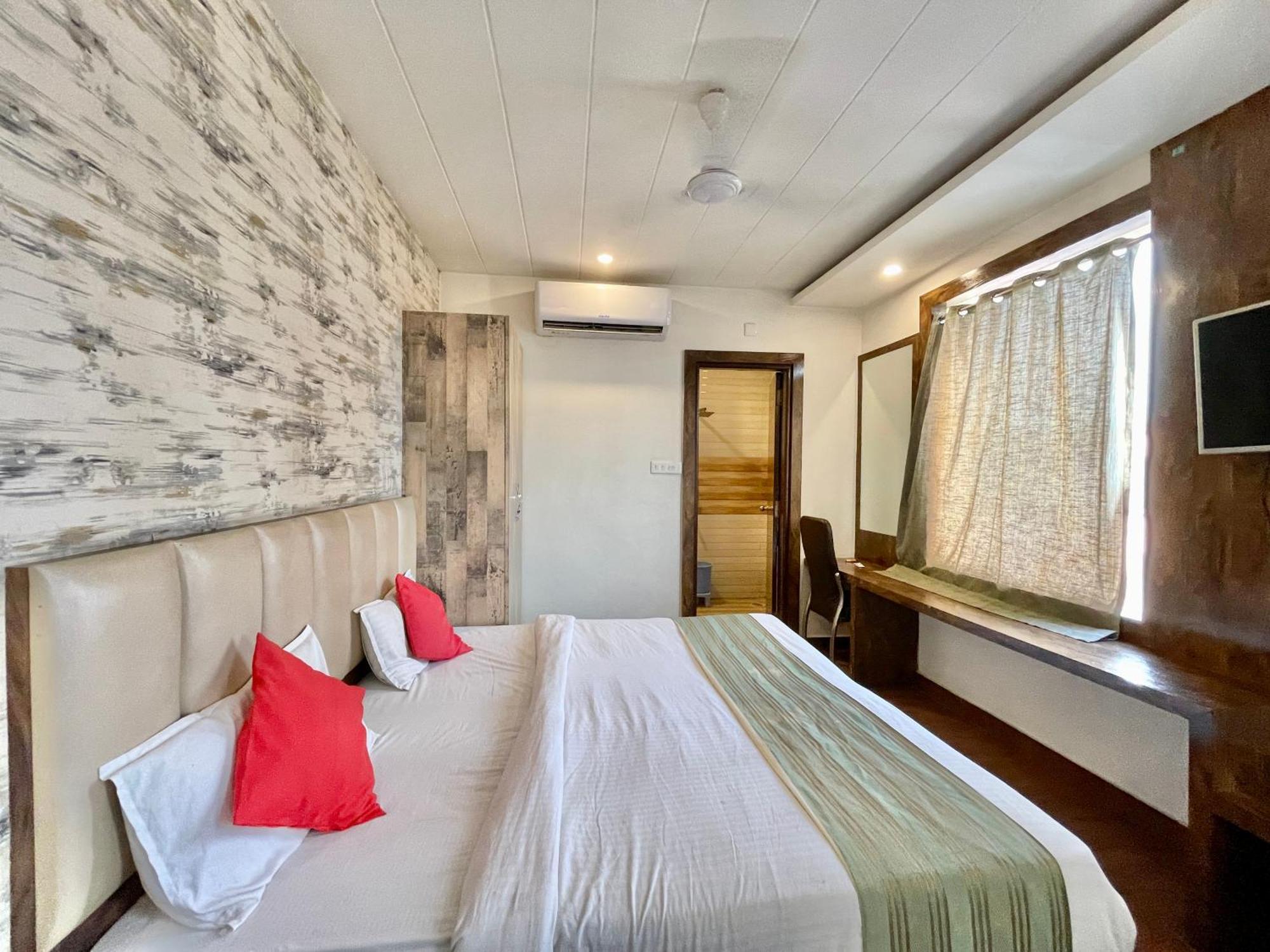 Janaki ! ! होटल जानकी - హోటల్ జానకి Fully-air-conditioned-hotel Family-friendly-hotel, Near-kashi-vishwanath-temple And Ganga Ghat
