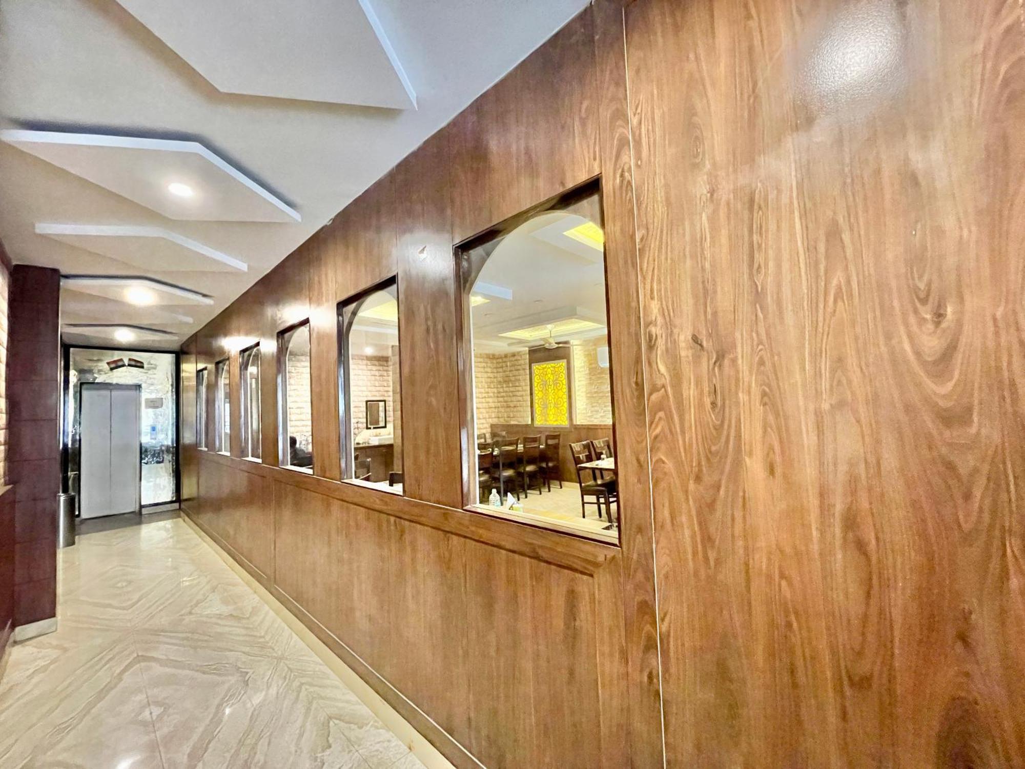 Hotel Janaki ! ! होटल जानकी - హోటల్ జానకి Fully-air-conditioned-hotel Family-friendly-hotel, Near-kashi-vishwanath-temple And Ganga Ghat Varanasi