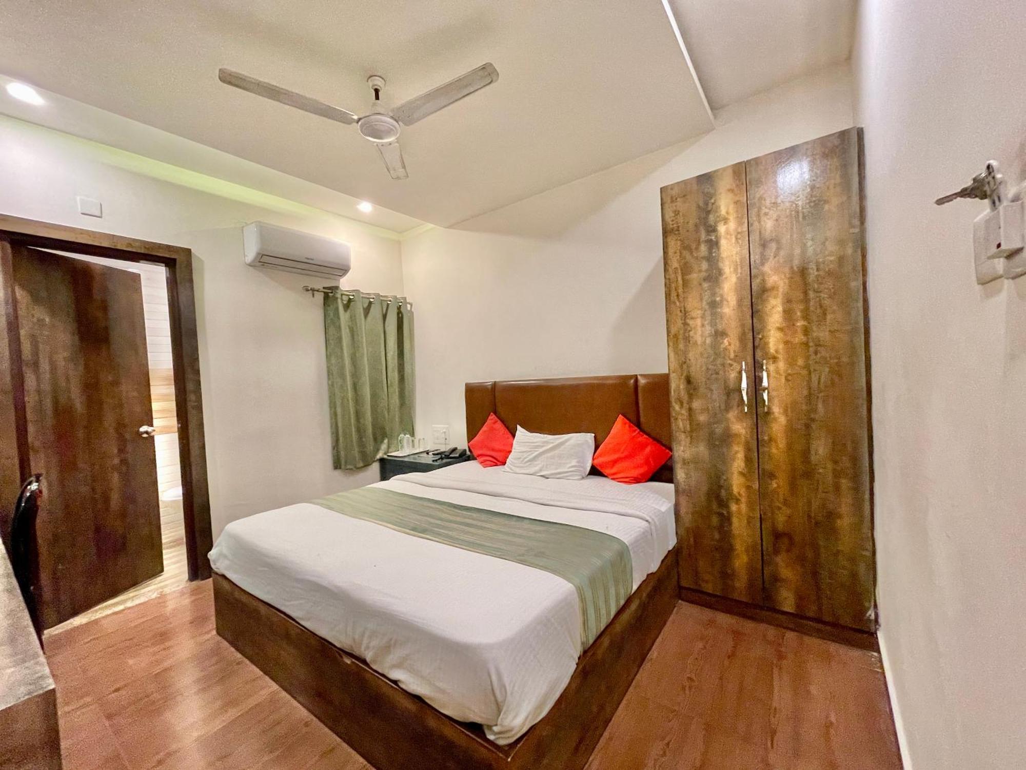 Janaki ! ! होटल जानकी - హోటల్ జానకి Fully-air-conditioned-hotel Family-friendly-hotel, Near-kashi-vishwanath-temple And Ganga Ghat Varanasi
