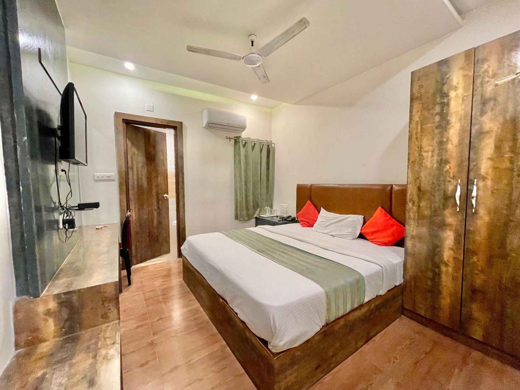 Hotel Janaki ! ! होटल जानकी - హోటల్ జానకి Fully-air-conditioned-hotel Family-friendly-hotel, Near-kashi-vishwanath-temple And Ganga Ghat