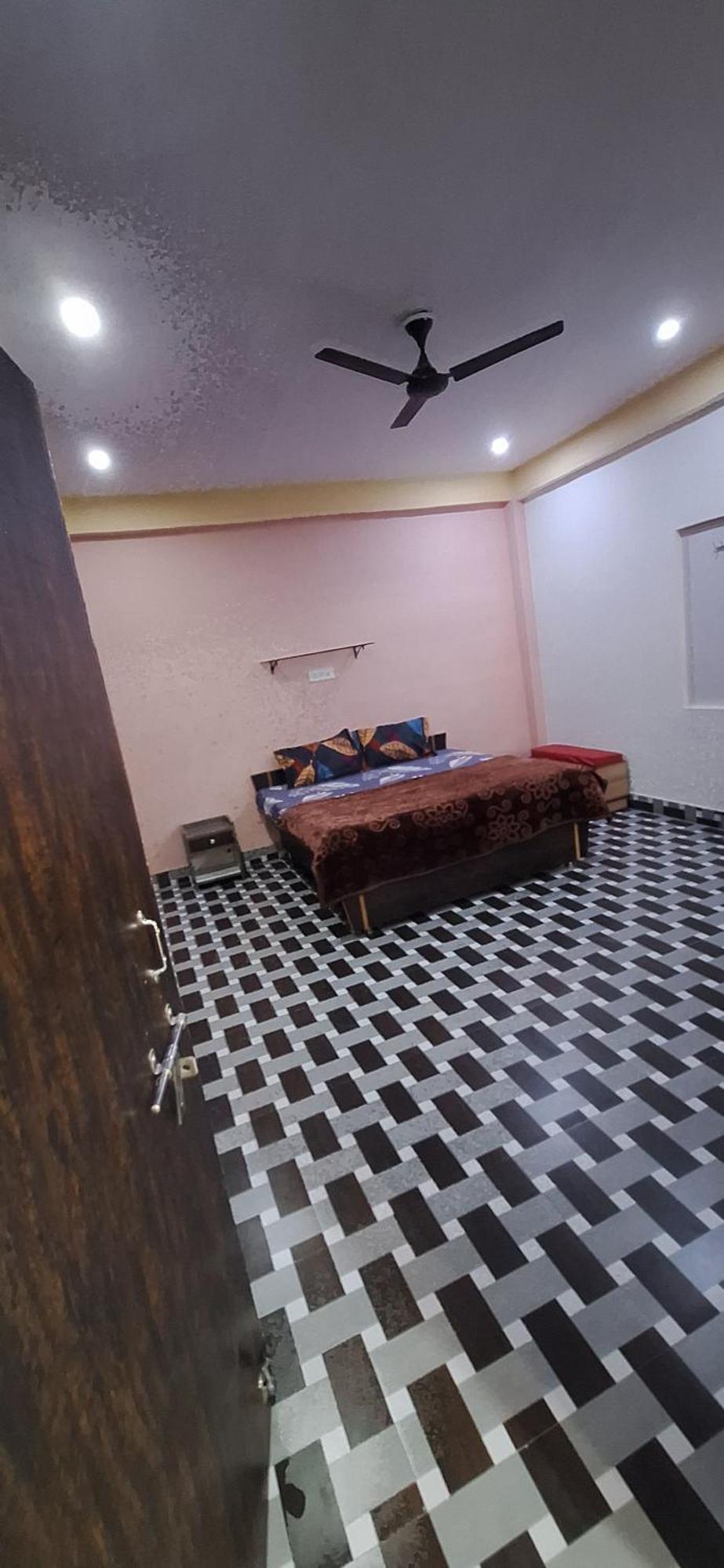 Veera Guest house *