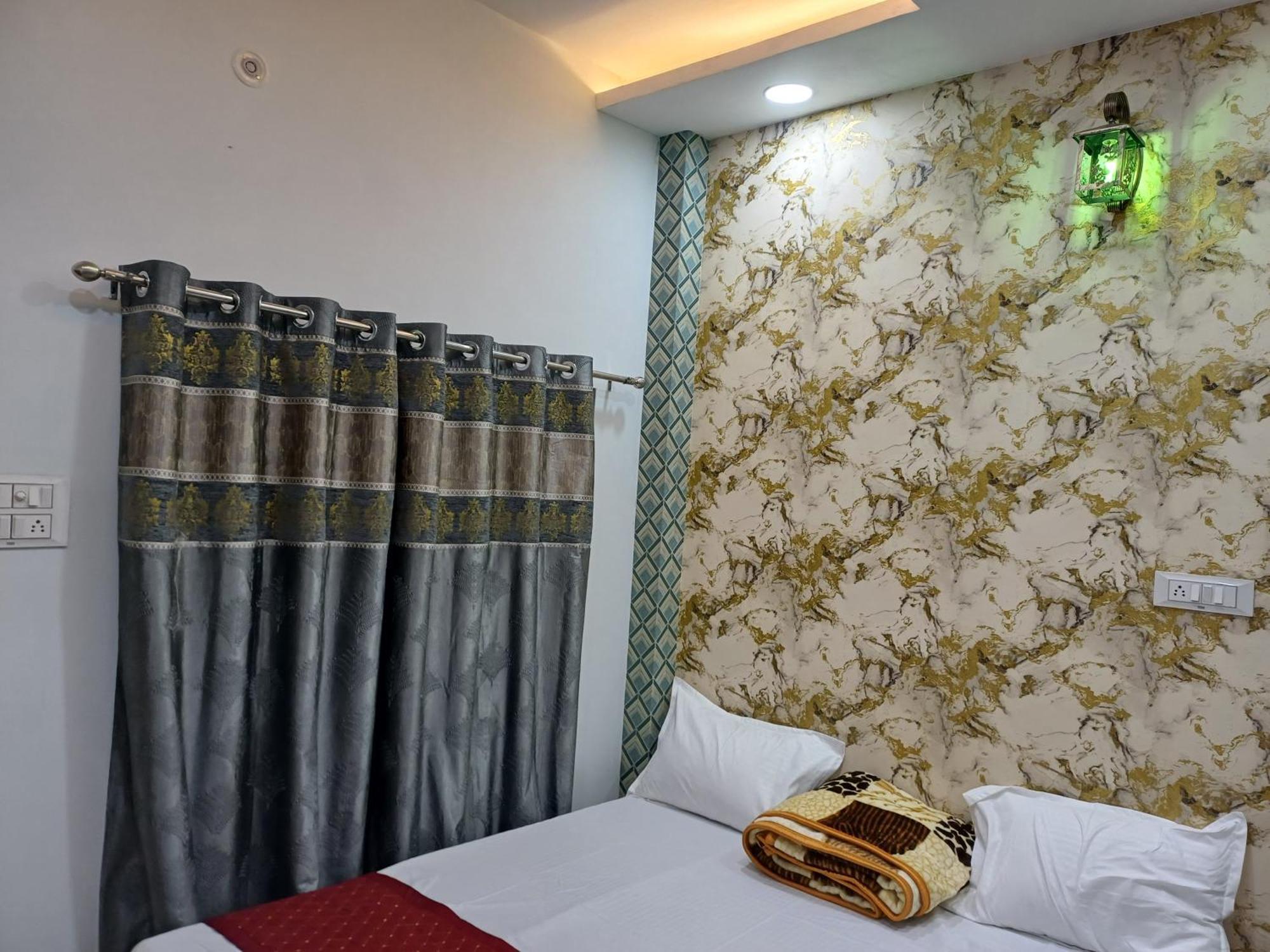 Guest house Girdhari Varanasi