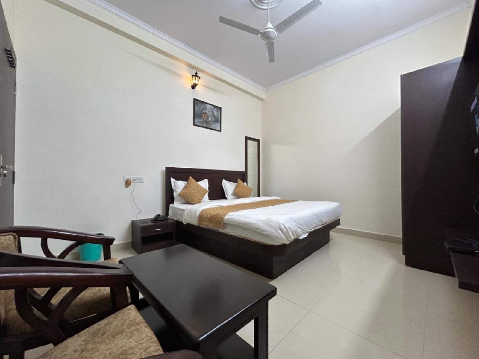 Nath Palace Hotel *