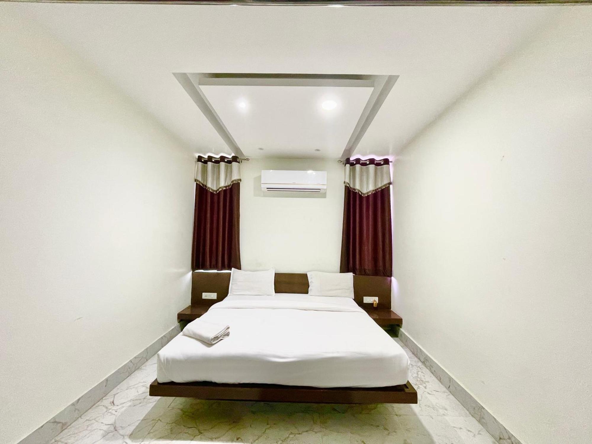 Hotel Palace ! Foreigner's Choice ! Fully-air-conditioned-hotel Lift-and-parking-availability, Near Kashi Vishwanath Temple, And Ganga Ghat 4*