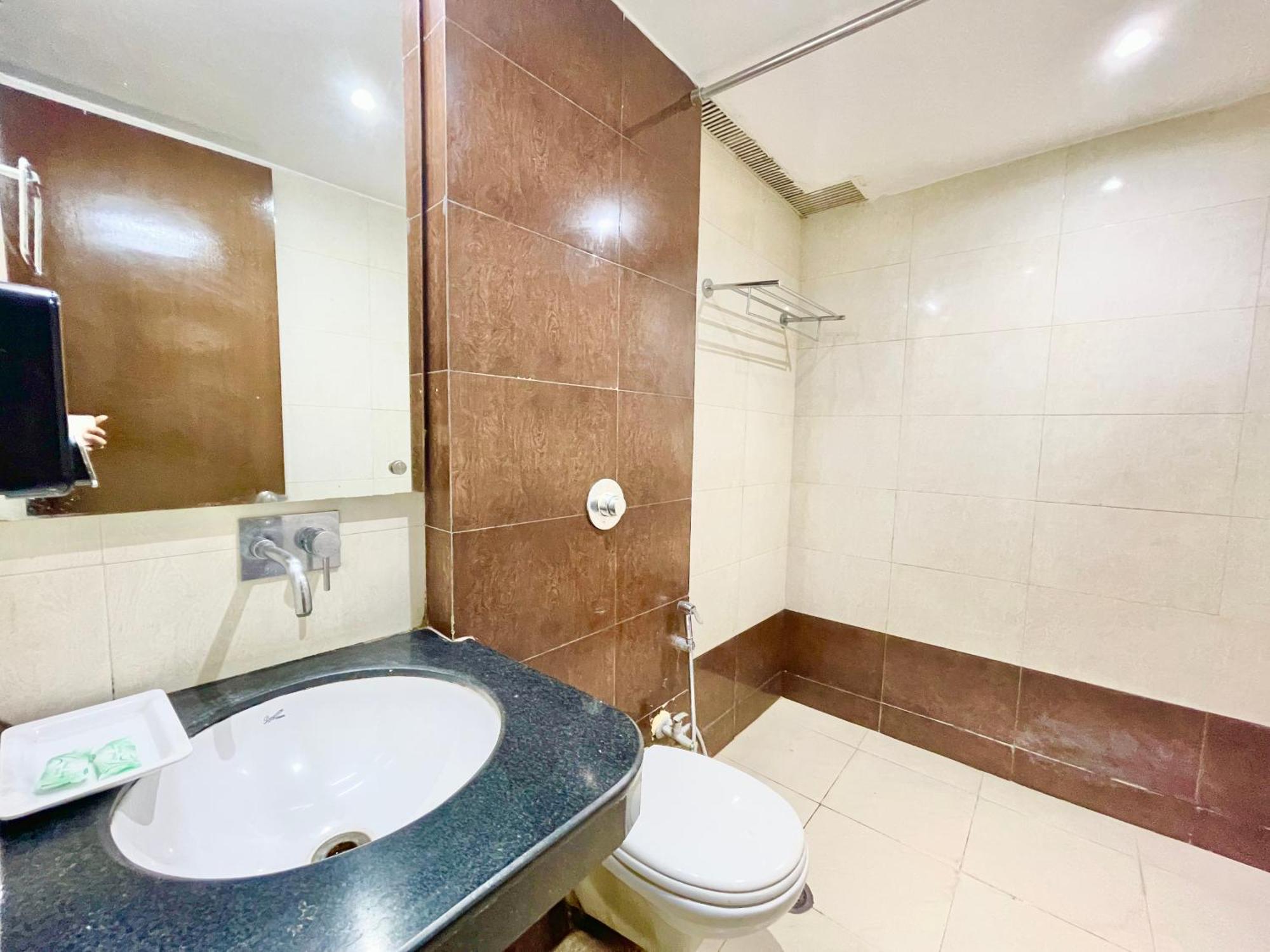 Palace ! Foreigner's Choice ! Fully-air-conditioned-hotel Lift-and-parking-availability, Near Kashi Vishwanath Temple, And Ganga Ghat Hotel Varanasi