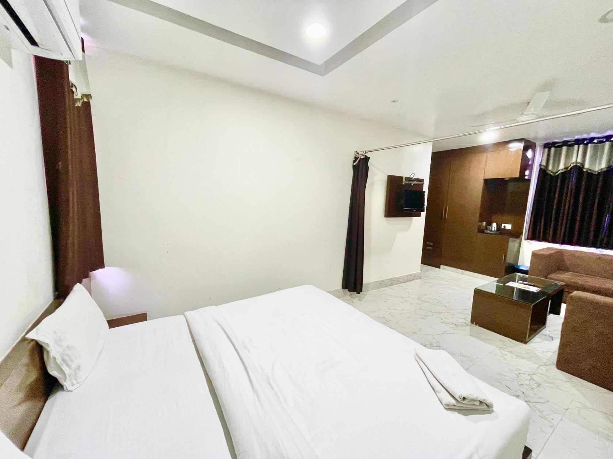 Palace ! Foreigner's Choice ! Fully-air-conditioned-hotel Lift-and-parking-availability, Near Kashi Vishwanath Temple, And Ganga Ghat Hotel