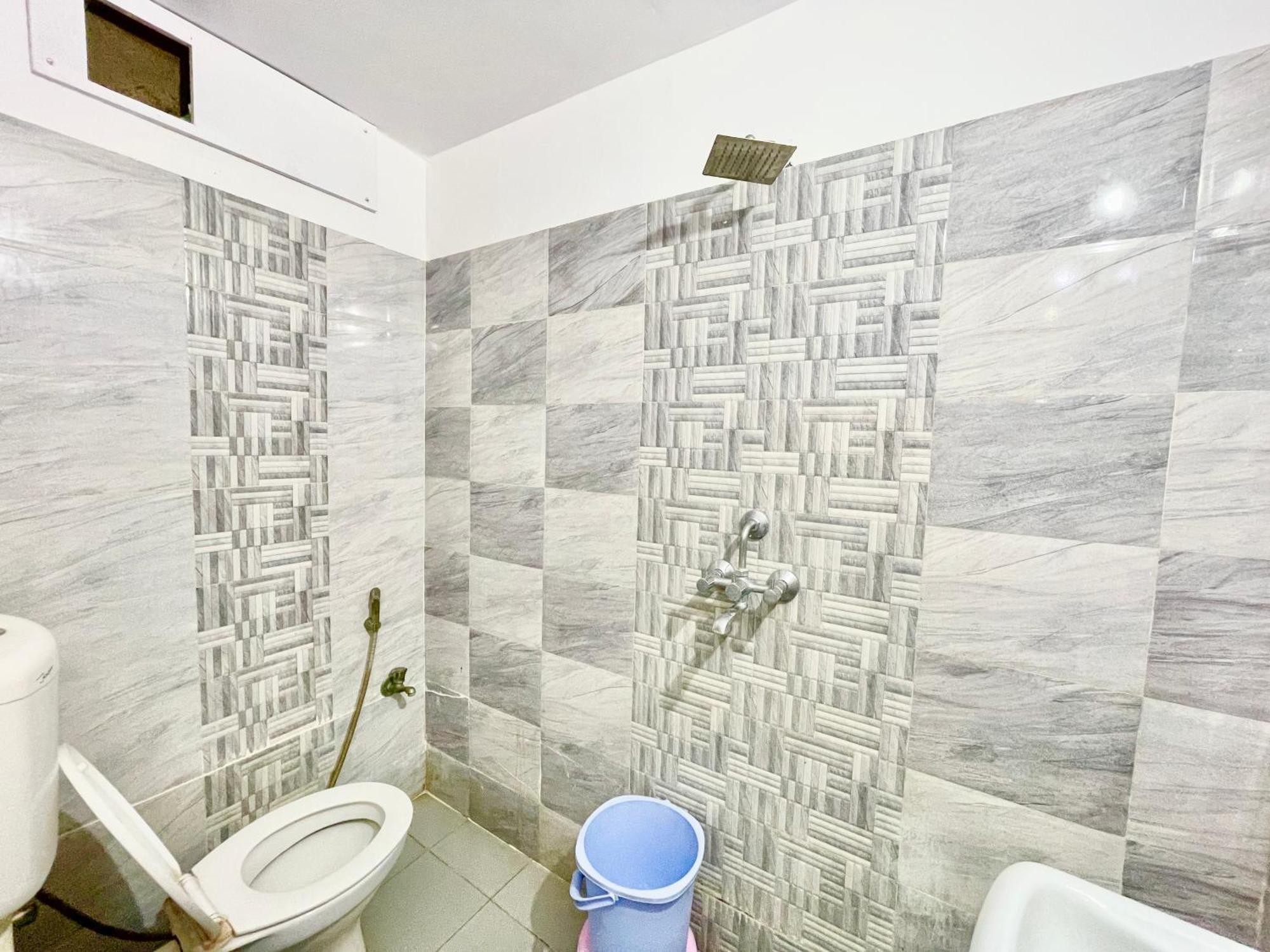 Palace ! Foreigner's Choice ! Fully-air-conditioned-hotel Lift-and-parking-availability, Near Kashi Vishwanath Temple, And Ganga Ghat 4*