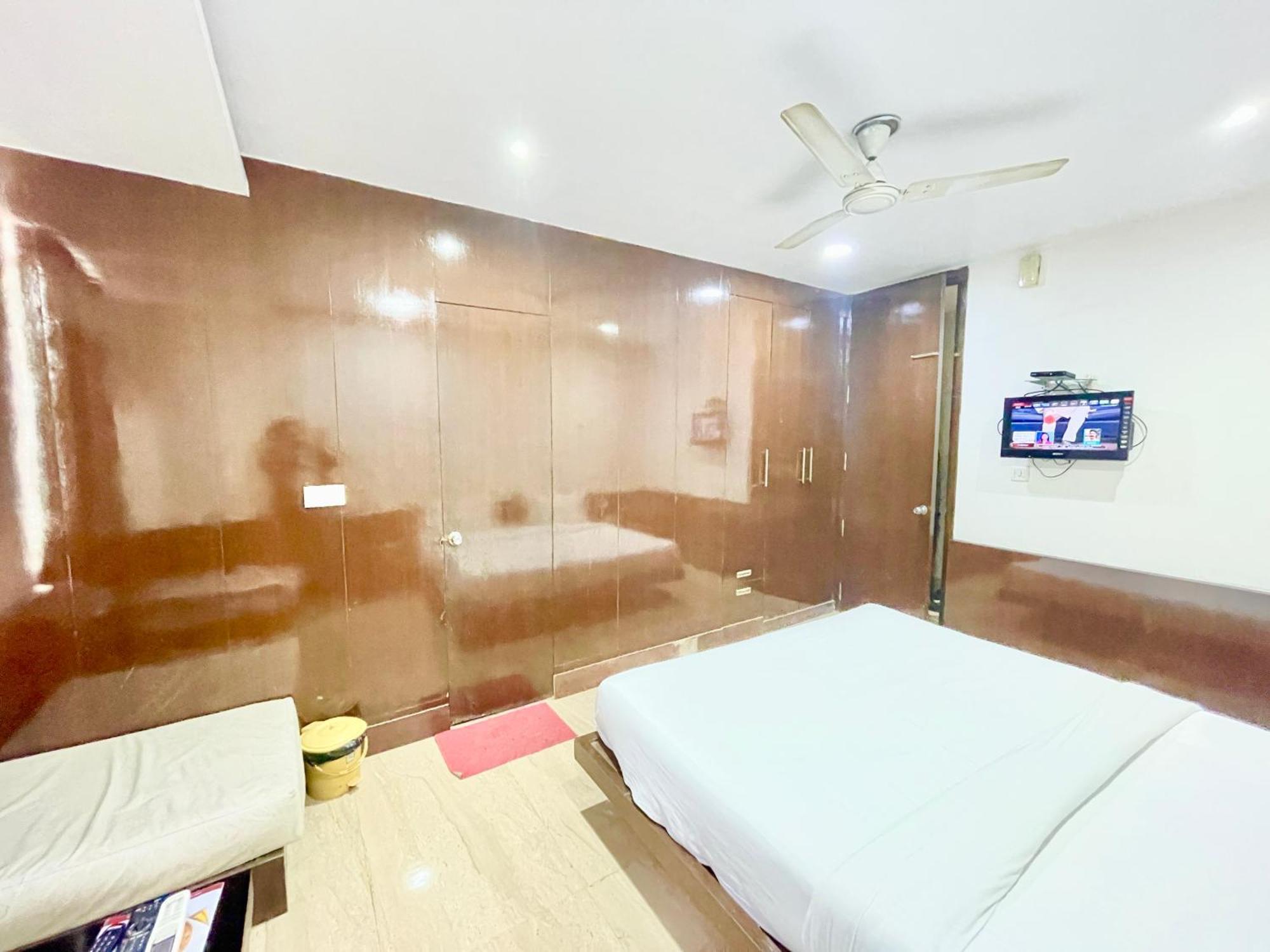 Palace ! Foreigner's Choice ! Fully-air-conditioned-hotel Lift-and-parking-availability, Near Kashi Vishwanath Temple, And Ganga Ghat 4*