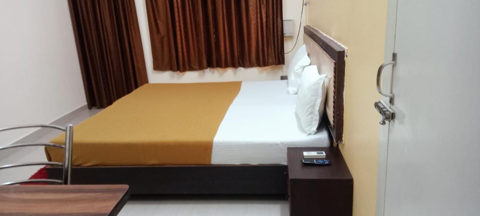 Homestay Varuna Palace-fully Vaccinated Staff *