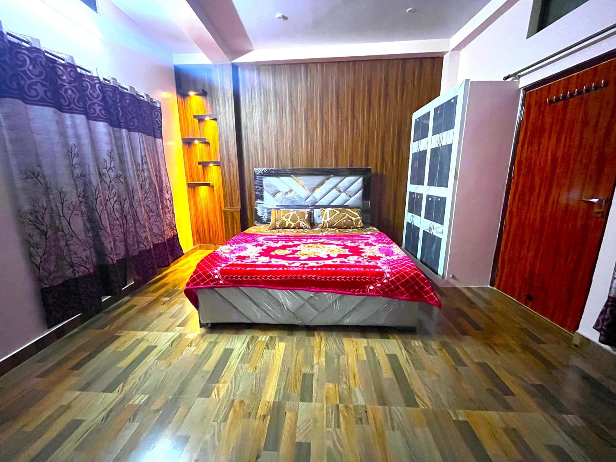 Trilok Residency - Dashashwamedh Guest house *