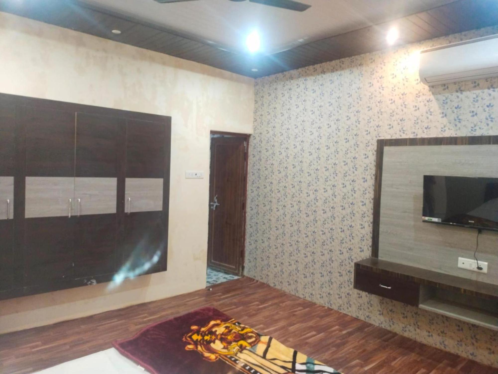 Homestay Goroomgo Paradise - Parking & Restaurant Available - Perfect Location And Comfortable *