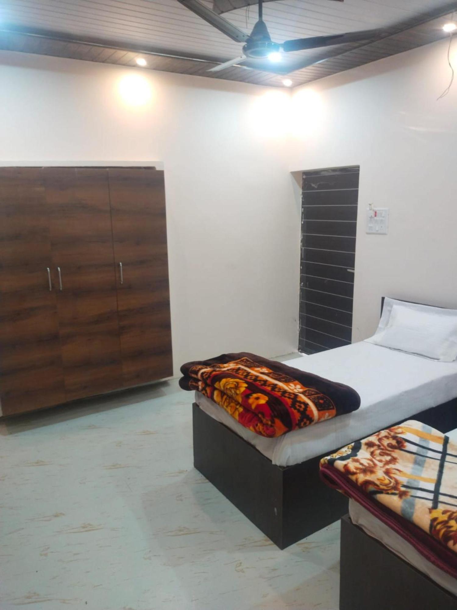Goroomgo Paradise - Parking & Restaurant Available - Perfect Location And Comfortable Varanasi