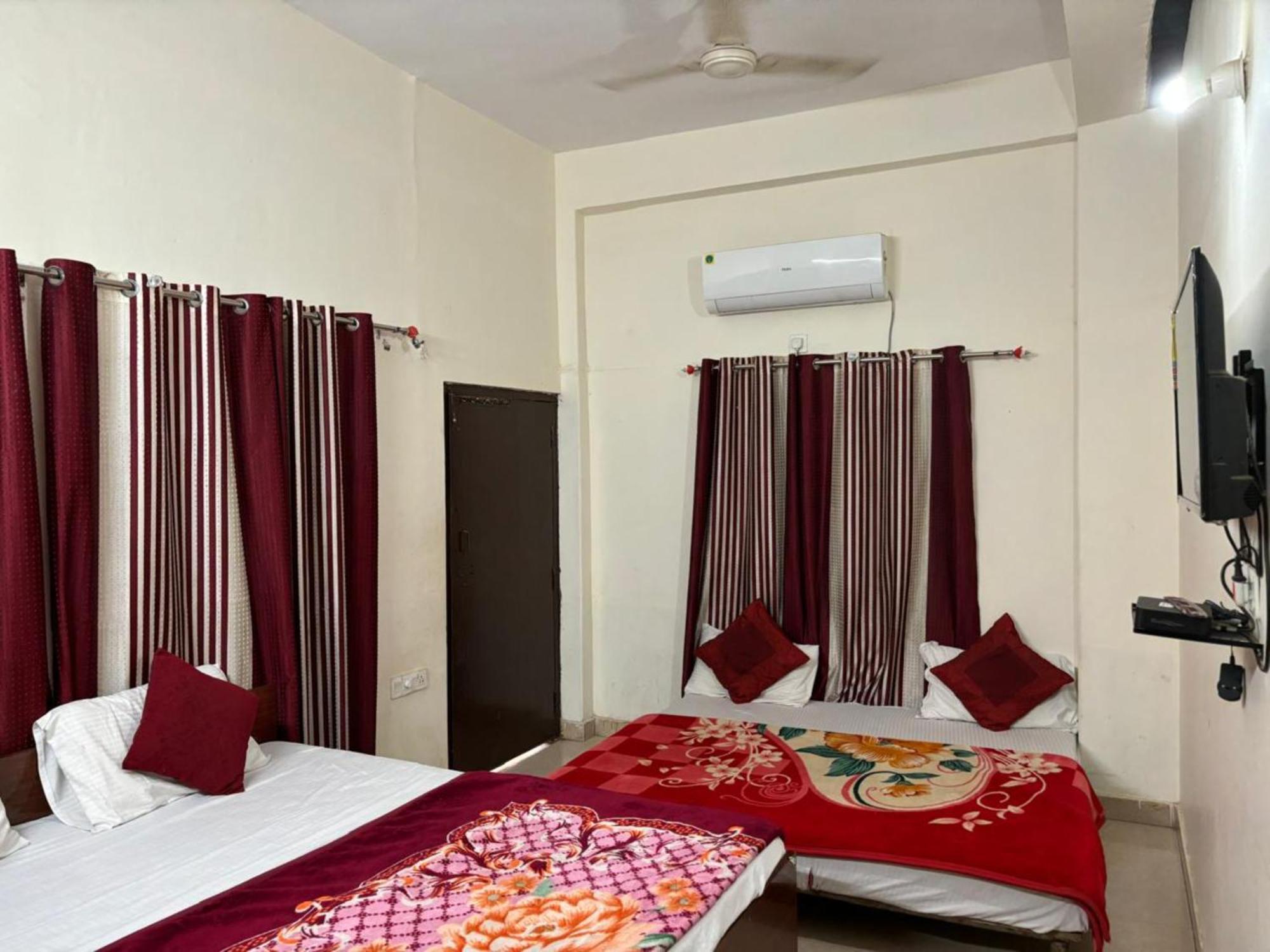 Goroomgo Paradise - Parking & Restaurant Available - Perfect Location And Comfortable * Varanasi
