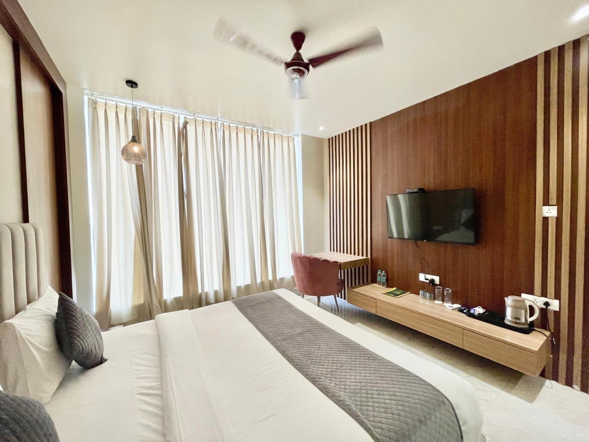 Vedangam ! - Foreigner's Choice ! Fully Air-conditioned With Parking Availability, Near Kashi Vishwanath Temple, And Ganga Ghat 2 Hotel 4*