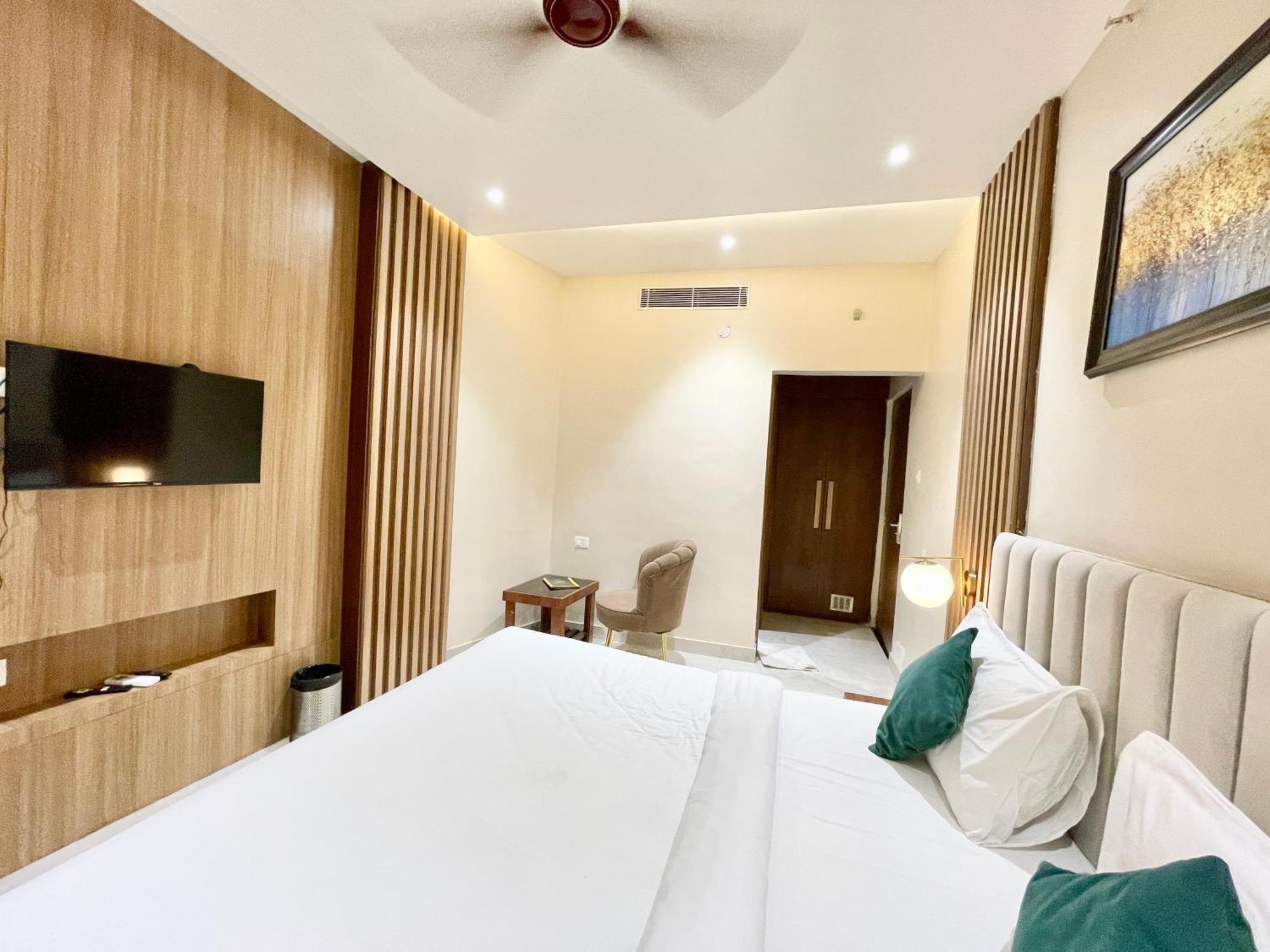 Hotel Vedangam ! - Foreigner's Choice ! Fully Air-conditioned With Parking Availability, Near Kashi Vishwanath Temple, And Ganga Ghat 2 4*