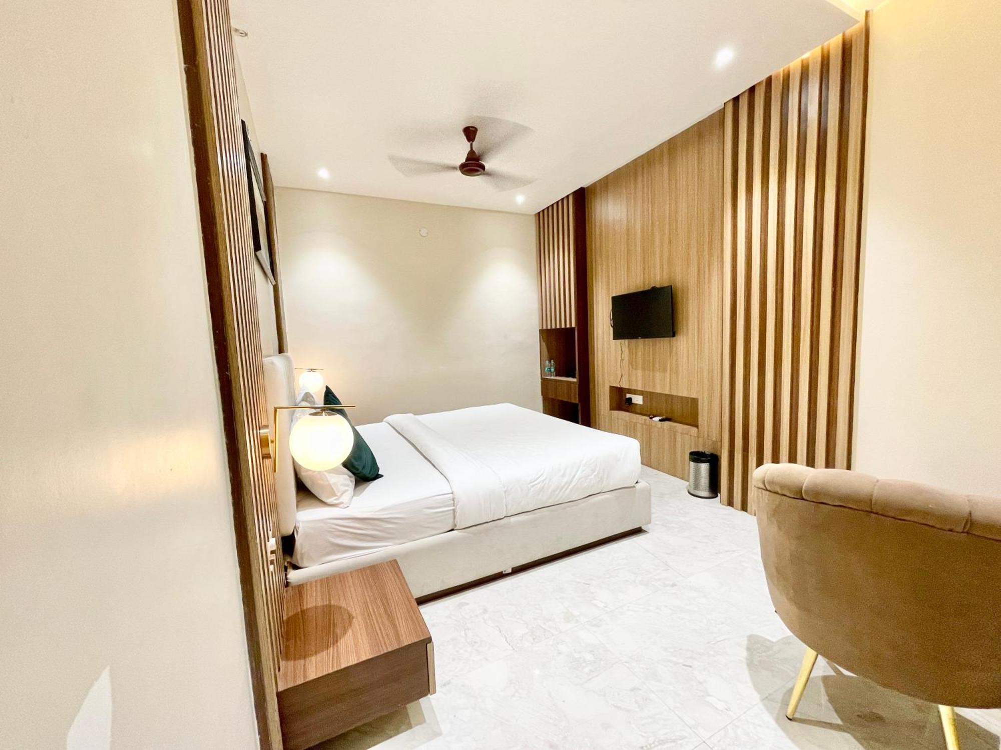 Vedangam ! - Foreigner's Choice ! Fully Air-conditioned With Parking Availability, Near Kashi Vishwanath Temple, And Ganga Ghat 2 Hotel 4*