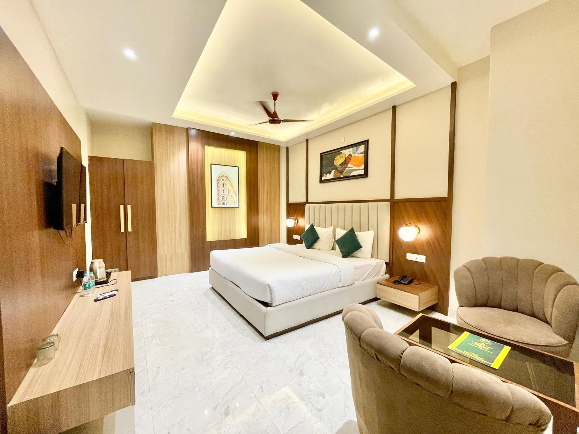 Hotel Vedangam ! - Foreigner's Choice ! Fully Air-conditioned With Parking Availability, Near Kashi Vishwanath Temple, And Ganga Ghat 2 4*