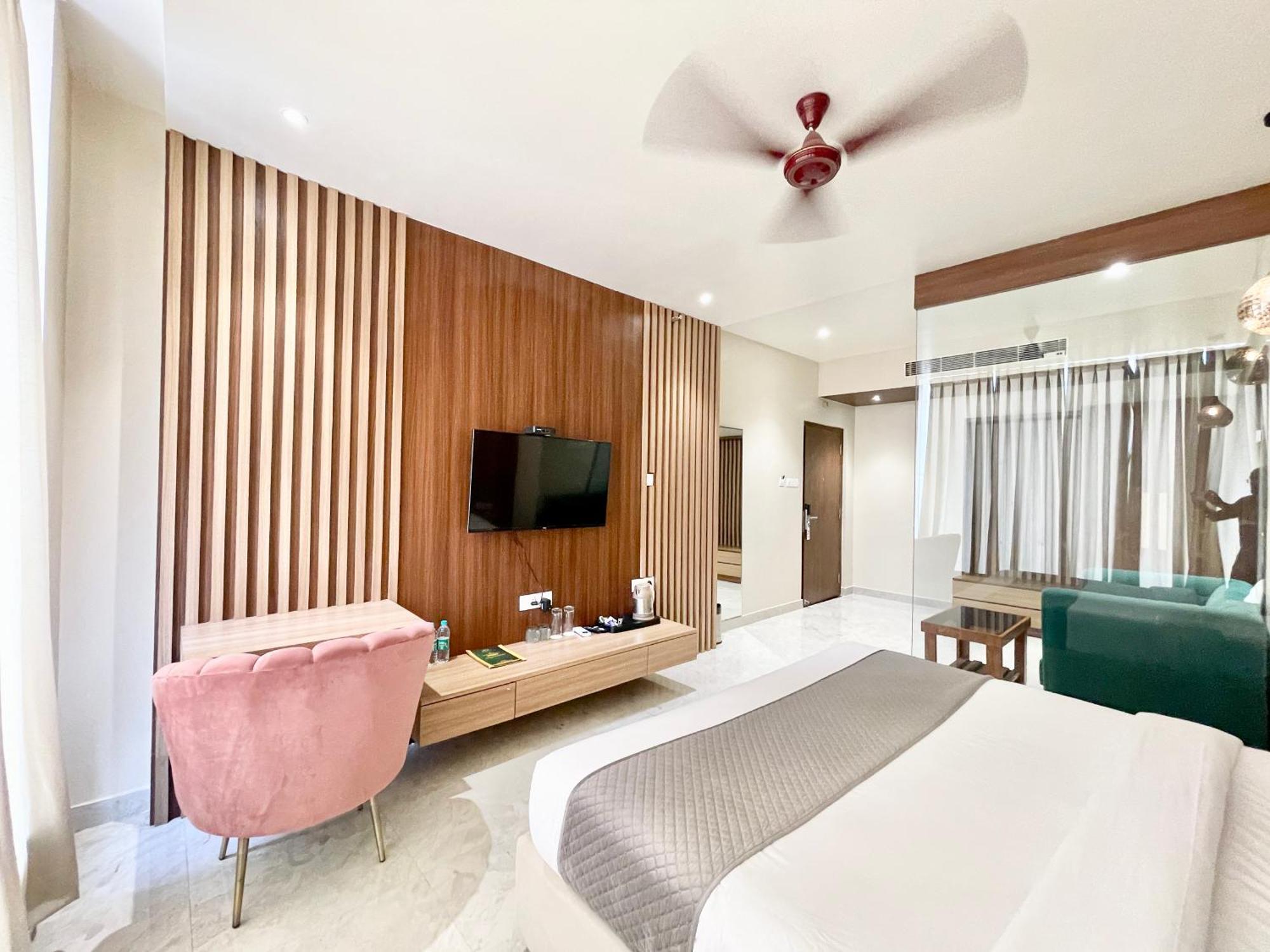 Hotel Vedangam ! - Foreigner's Choice ! Fully Air-conditioned With Parking Availability, Near Kashi Vishwanath Temple, And Ganga Ghat 2 4*