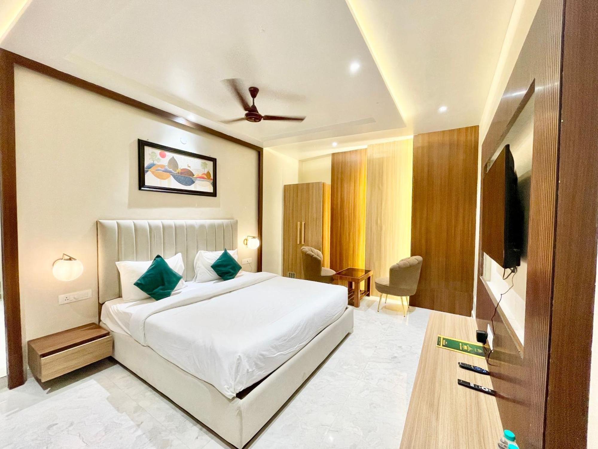 Vedangam ! - Foreigner's Choice ! Fully Air-conditioned With Parking Availability, Near Kashi Vishwanath Temple, And Ganga Ghat 2 4*