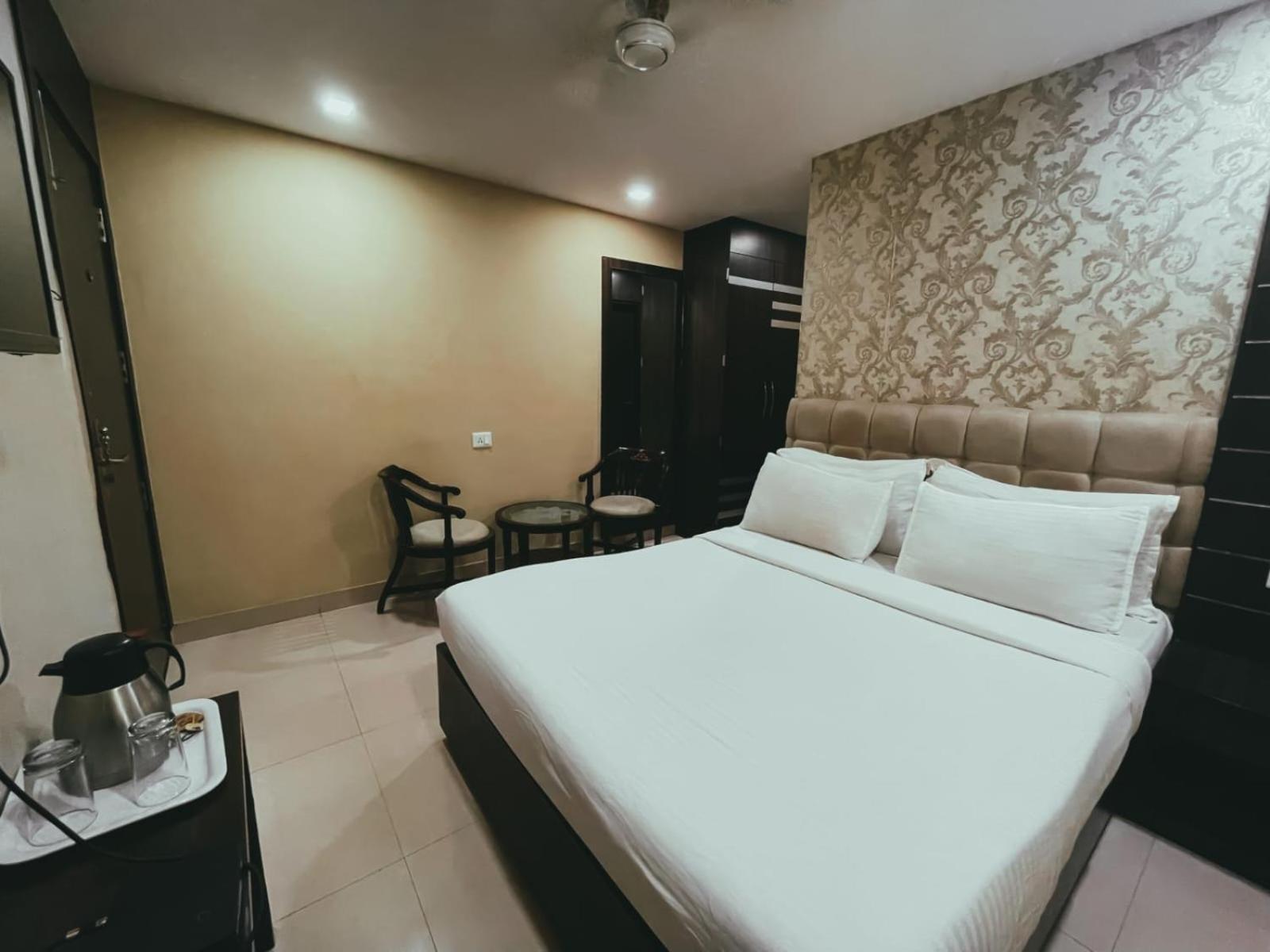 Hotel S L E Residency Varanasi