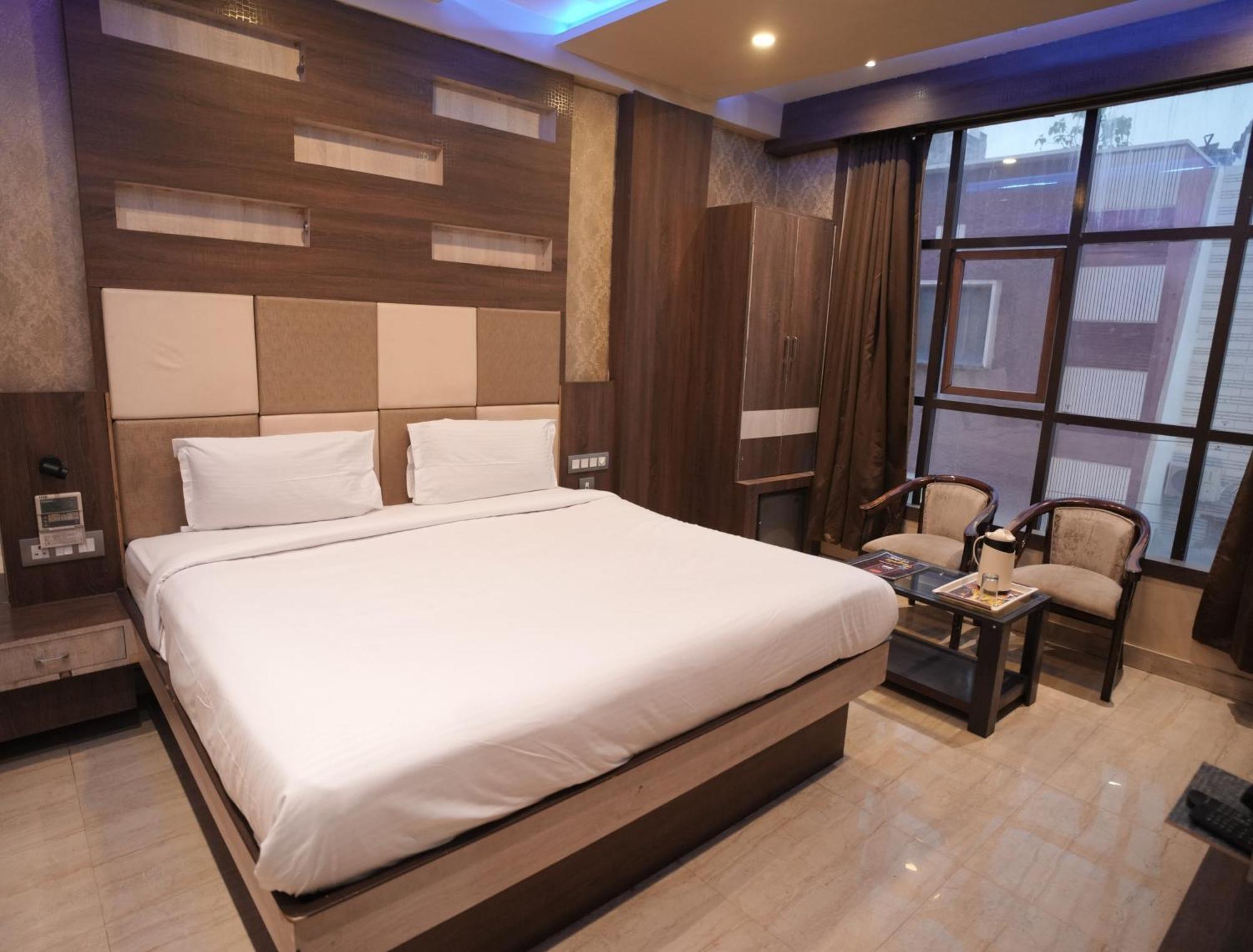 Rajkamal Near Railway Station Hotel 3*