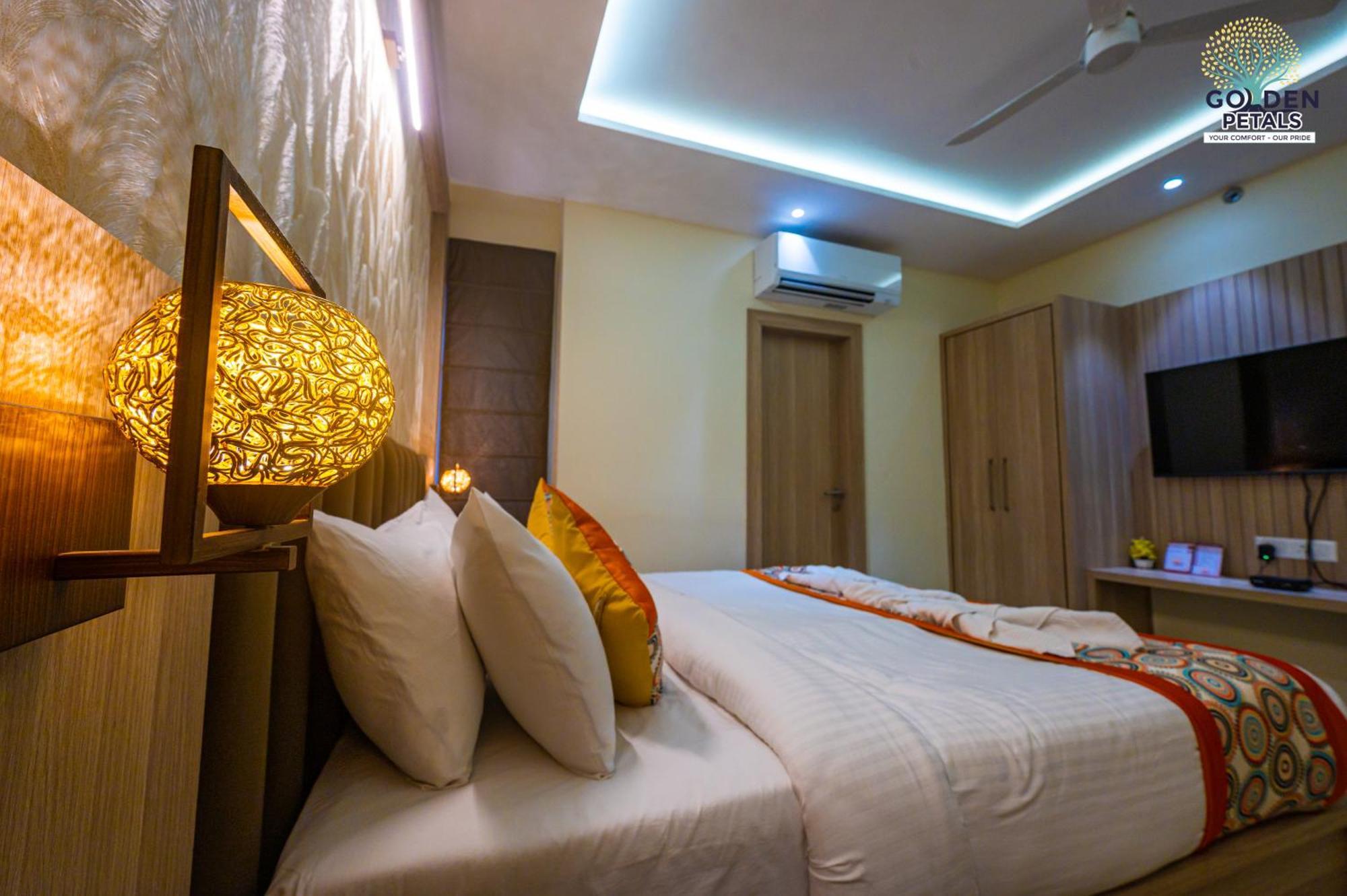 Golden Petals Hotel 3*