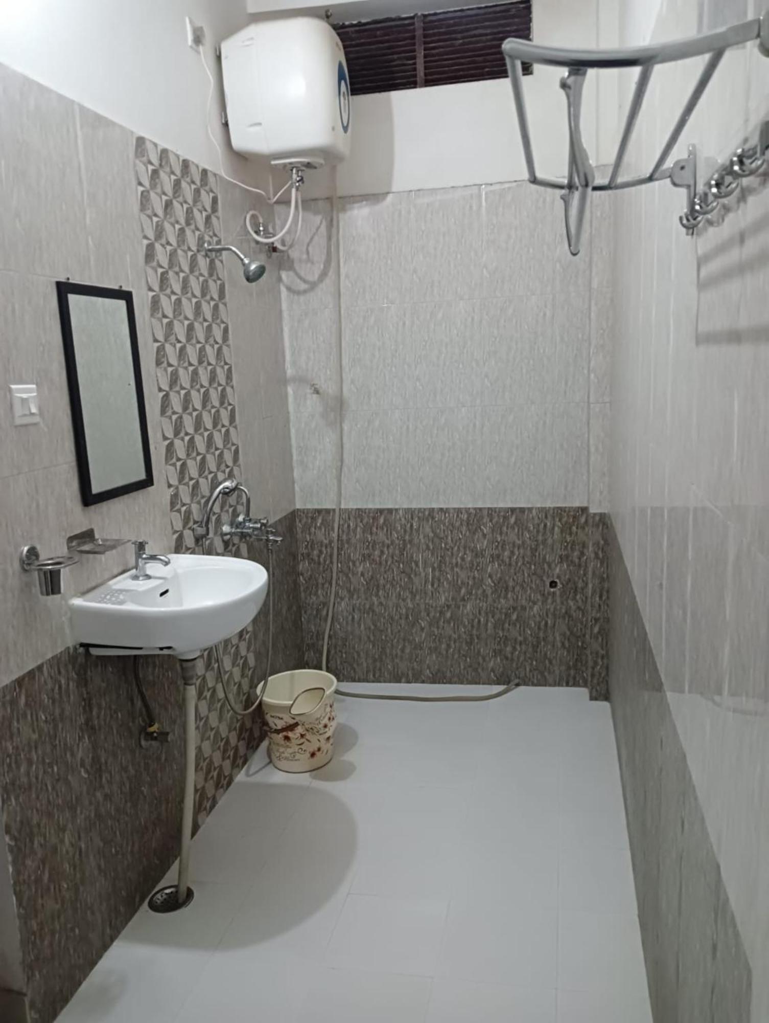 Hotel Goroomgo Varuna - Customer Service Experience 3*