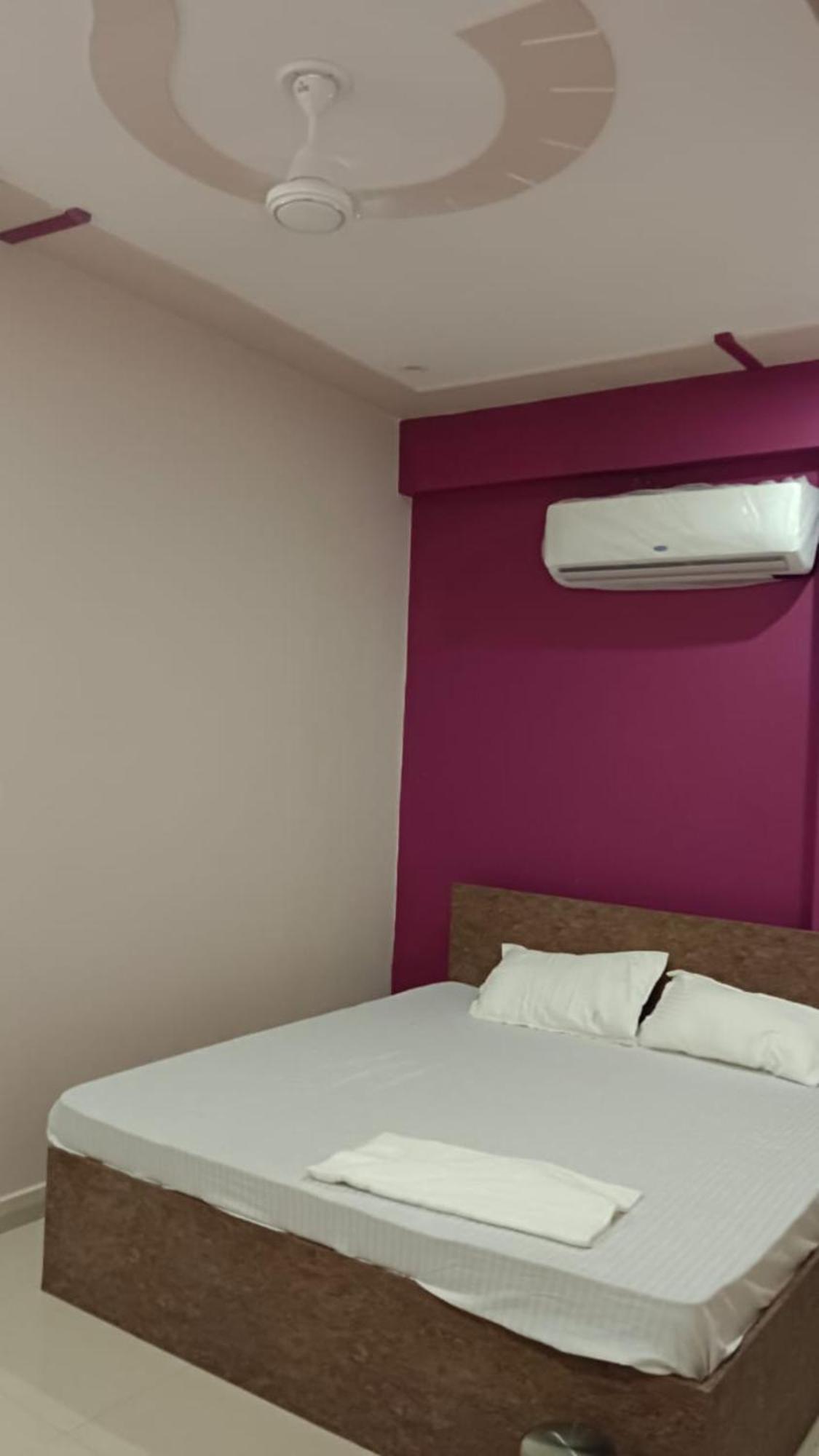 Goroomgo Kashi Raj Ghat Near Ganga Rajghat - Kashi Railway Station 500 - Kashi Vishwanath Temple - Hotel-at-prime-location Spacious-room With-wi-fi & Parking Availability, Varanasi